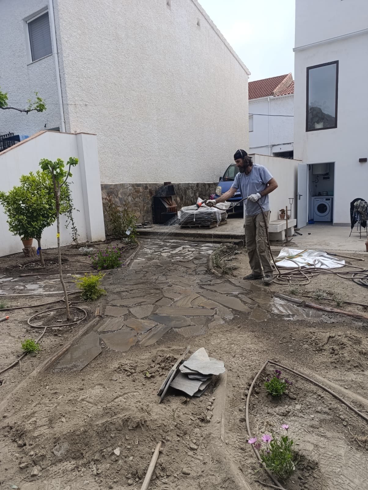 Jardín degradado en Granada antes de los trabajos
