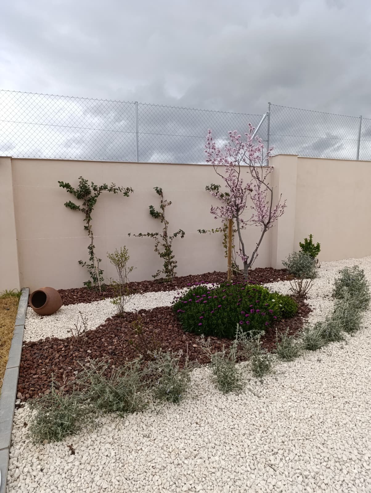 Diseño de terraza minimalista en Granada